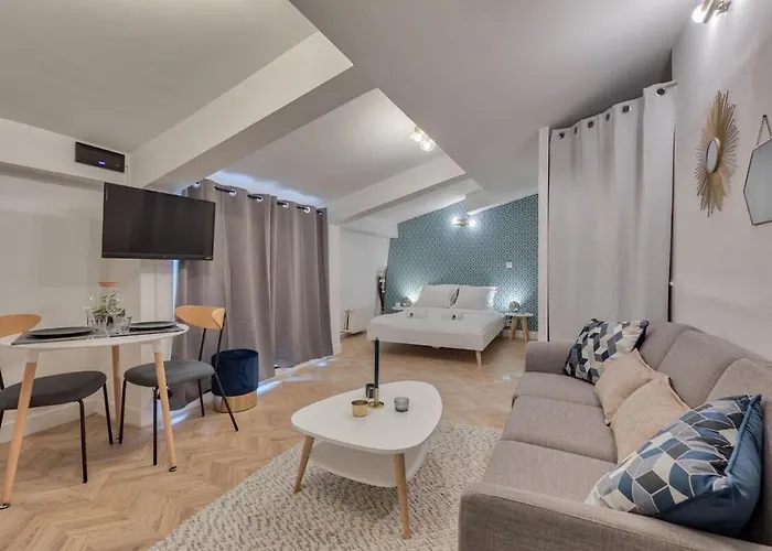 Appartement Rénové proche Arc Triomphe - 2P