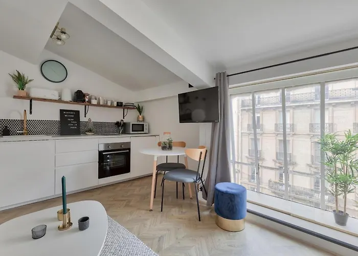 Appartement Rénové proche Arc Triomphe - 2P